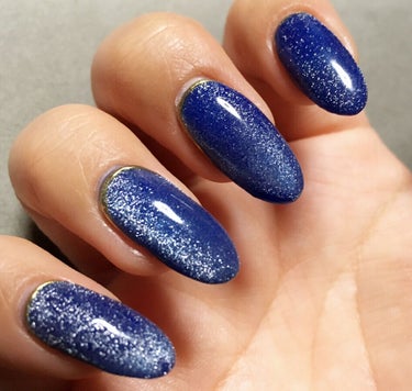 ジェルネイルです。
(｢･ω･)｢


今年最初の爪です。

ネイルタウンの福袋に入っていたマグネットジェルをセリアジェルのOriental BLUEの上に塗ってみました。
(ง˘ω˘)ว


前から持