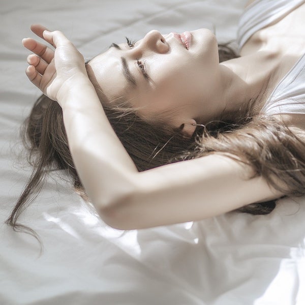肌のベタつきが気になる女性。