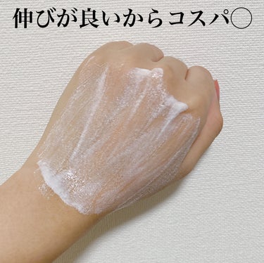 ✨ビオレUVアクアリッチ
　アクアプロテクトローション水層パック✨

🙆‍♀️伸びが良い
🙆‍♀️塗りやすい
🙆‍♀️ピタッと密着
🙆‍♀️焼けない
🙆‍♀️白浮きしない
🙆‍♀️スーパーウォータープルーフ


確かに水っぽくサラサラで
伸びが良いので塗りやすいしピタッと密着する✨
SPF50+PA++++
&スーパーウォータープルーフで焼けにくい‼️
白浮きしにくいから顔にも体にも使える👏



ですが
正直に言います、リピなしです😭


⚠️顔に使ったらニキビ大量発生
(私の肌に合わなかっただけです、ごめんなさい)

⚠️顔に使うとベースメイクヨレまくりで
化粧直し出来ない程ファンデが塊のように(特に鼻先)

⚠️めっちゃベタつく
諦めて体に使ったけどめっちゃベタつく


以上の点から私には合わいませんでした😭

汗をかいたり、水に濡れたりする
レジャーやプール、アウトドアの時に使って
消費しようかな、、、


自分が学生で体育や部活があったら
汗をかいても良いウォータープルーフがいいし
スピーディーに濡れる使用感と日焼け止め効果で
ボディ用として愛用していたかもしれないなぁ

と思ったので学生さんにオススメかな🥰❣️

是非参考にしてみてください🙌

#ビオレ#ビオレUVアクアリッチアクアプロテクトローション#ビオレUV #アクアリッチアクアプロテクトローション#ビオレ_日焼け止め #日焼け止め#水層パックuv#スキンケア#ベースメイク#水層パック #新作コスメ徹底レビュー  #本気の日焼け対策 #正直レビューの画像 その2