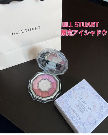 人生で初めてJILLSTUART様で購入した物を紹介します。
JILLSTUART
ブルームクチュール　アイズ
タイムレスグロウ16
lilacAfterglow (限定色)
です。
春にピッタリな青み