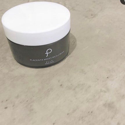 PLuS セラミドレチノナイトクリームのクチコミ「plus♡
プラセンタモイストリッチクリーム♡
このクリーム高保湿なのにベタつかなくて大.....」(1枚目)