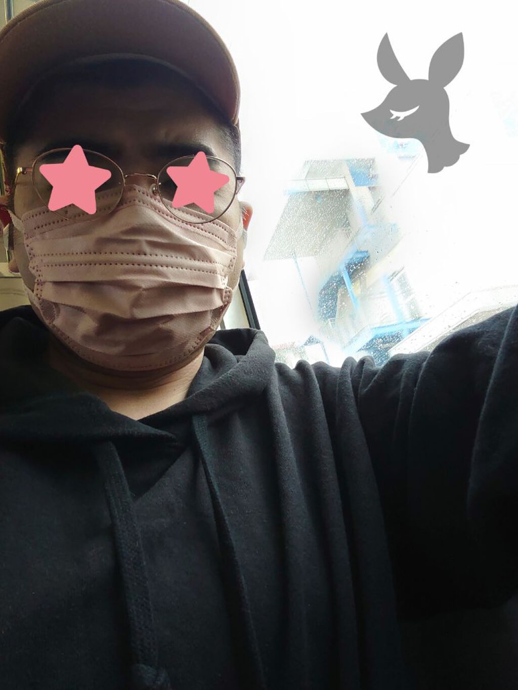 珍しい顔出し(笑)
一応目だけ処理してますが😅
休日のお出かけには #アイリスオーヤマ の #美フィットマスク を
最近よく使っています。
この前買おうとしたら、ピンクベージュが売っていたので
衝動買い。
自分の不織布マスクの基準は
メガ