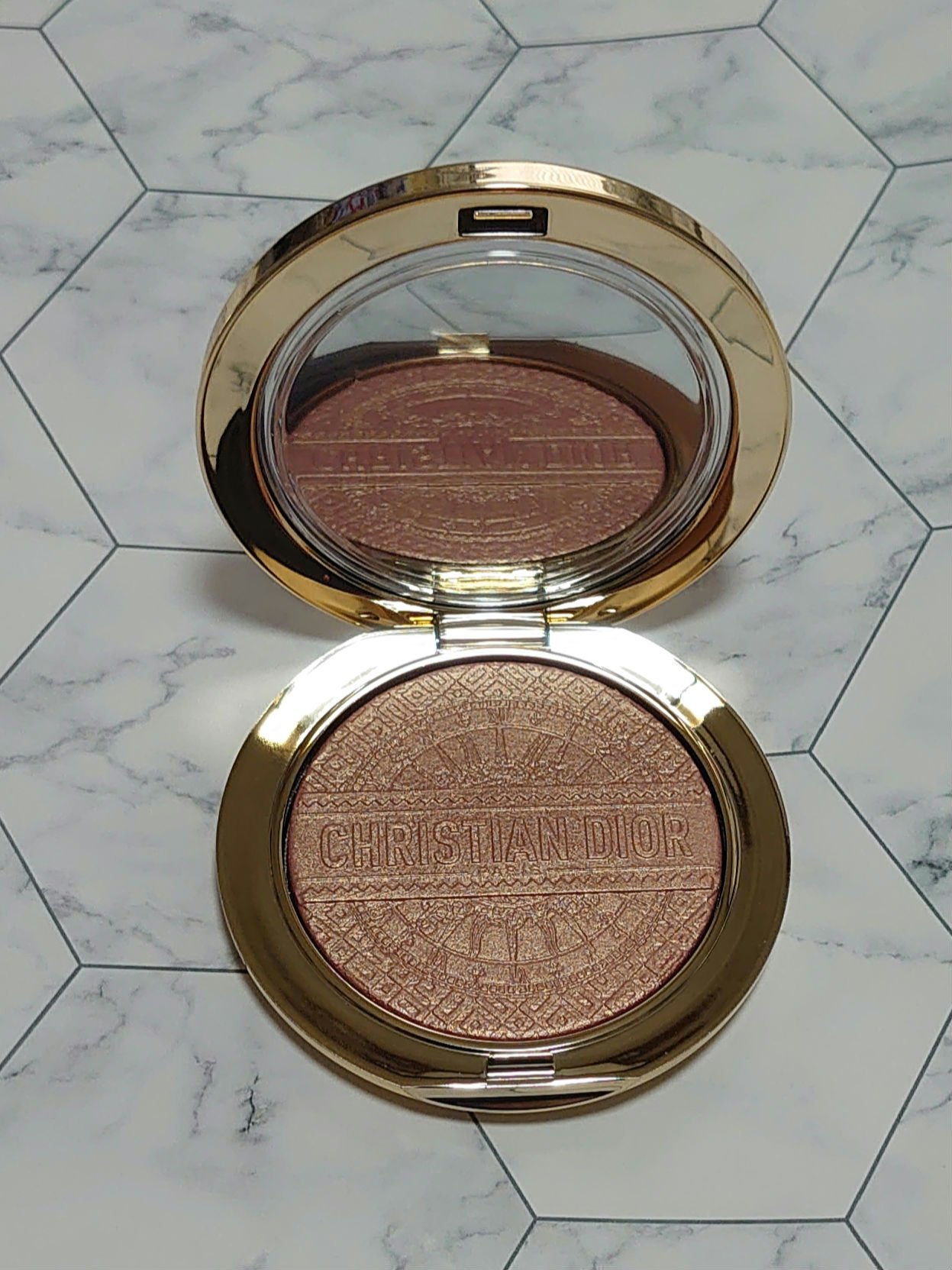 ディオールスキン フォーエヴァー クチュール ルミナイザー（クリスマス コレクション 2024 限定品）/Dior/プレストパウダーを使ったクチコミ（2枚目）