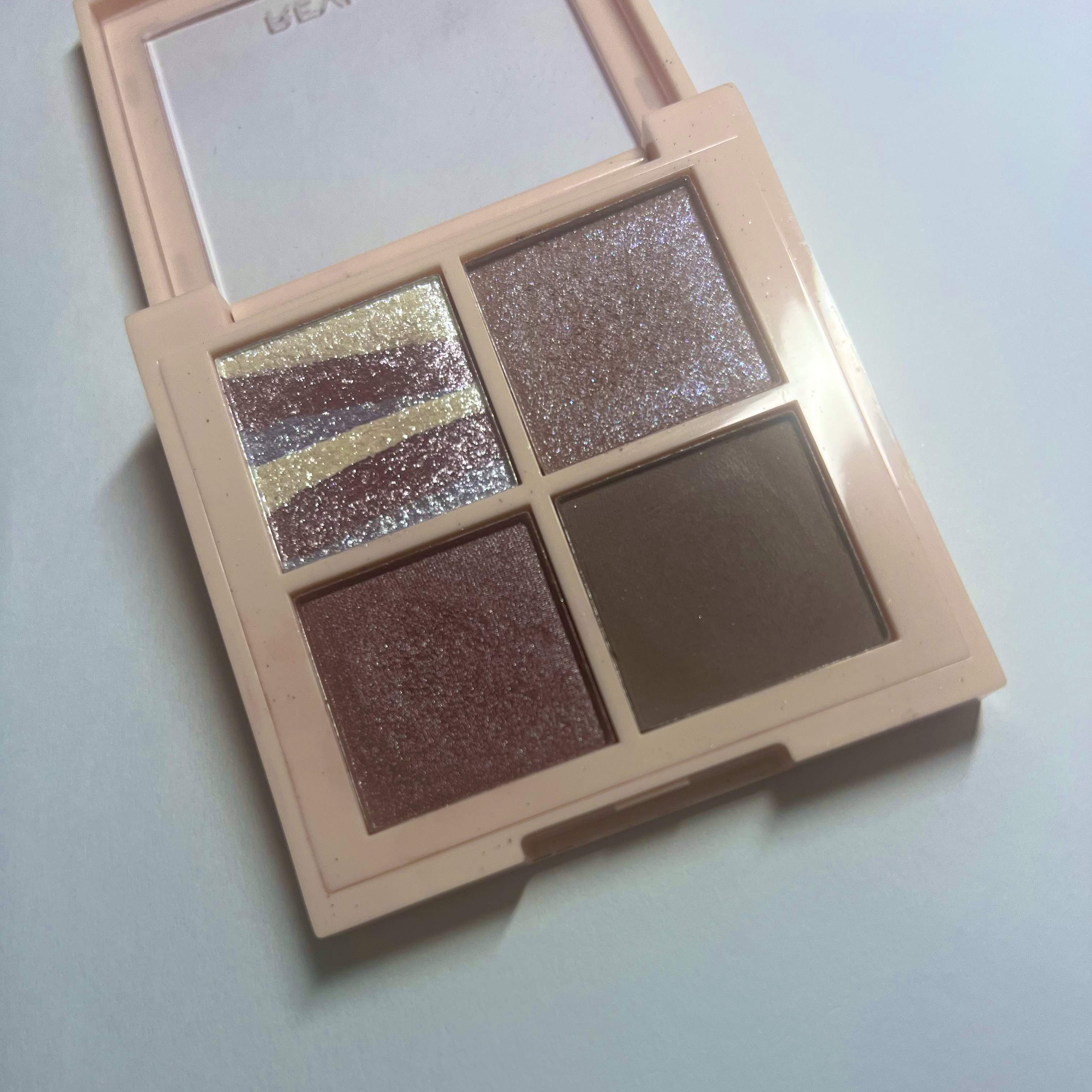 REVLON レブロン ダズル アイシャドウ クアッドのクチコミ「くすみ強めな独特の色味と左上の地層みたいなラメカラーに一目惚れして購入しました。
左上のラメカ.....」（3枚目）