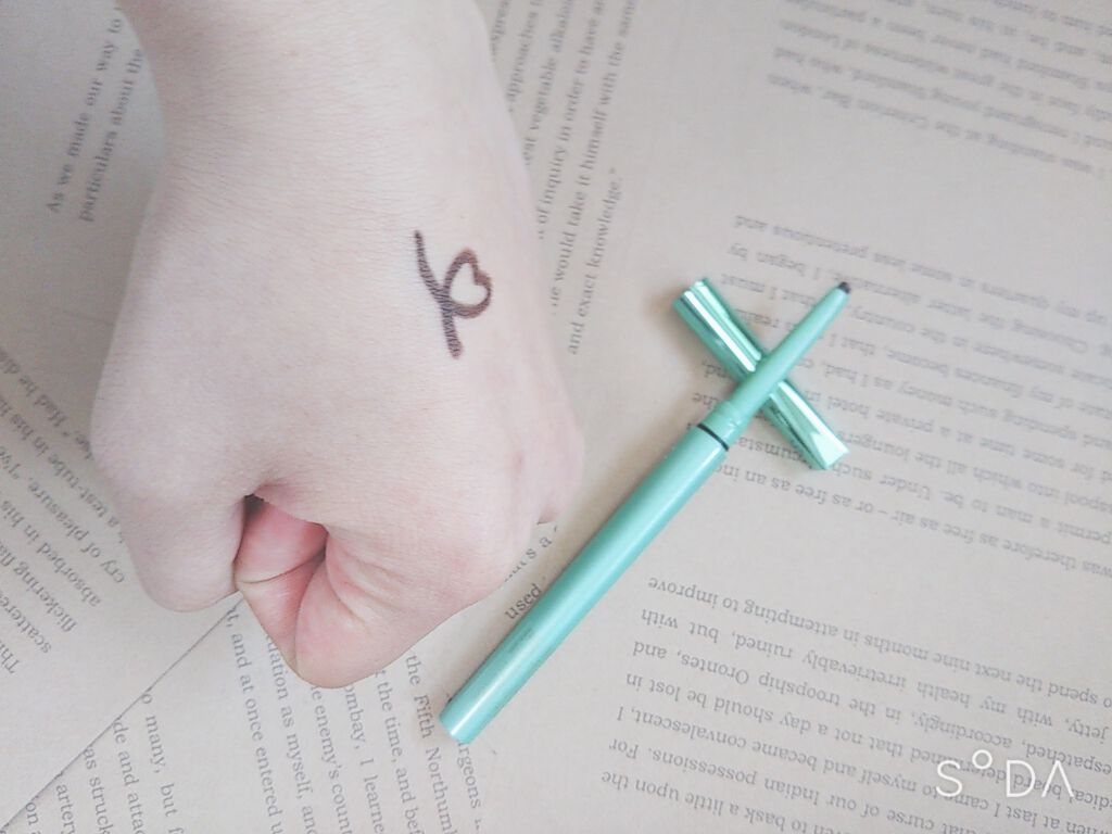 「密着アイライナー」クリームペンシル/デジャヴュ/ペンシルアイライナーを使ったクチコミ（3枚目）