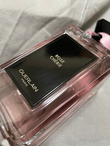 GUERLAIN ローズ シェリー - オーデパルファンのクチコミ「淡いピンクのジュースをスプレーすると控えめなラズベリーとツンとしたアーモンドの香り。この鼻を刺.....」（1枚目）