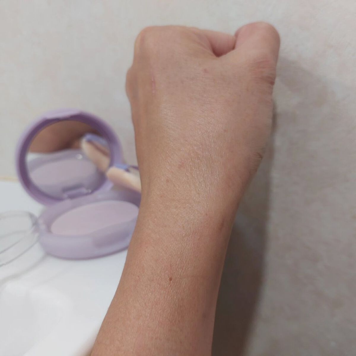 i’m meme パープルコットントーンコントロールパクトのクチコミ「肌を明るくしてくれるピンクパールパウダーと透明感を与えるブルーパールパウダーがバランス良く調色.....」（3枚目）