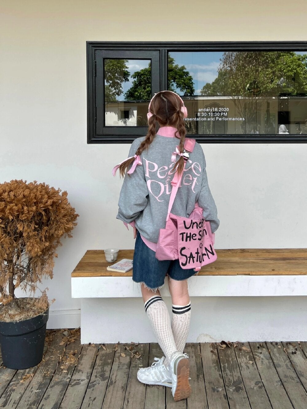 ひとみ on LIPS 「秋の季節はピンクとグレーの組み合わせに挑戦しましょう!🍂スウェ..」(2枚目)