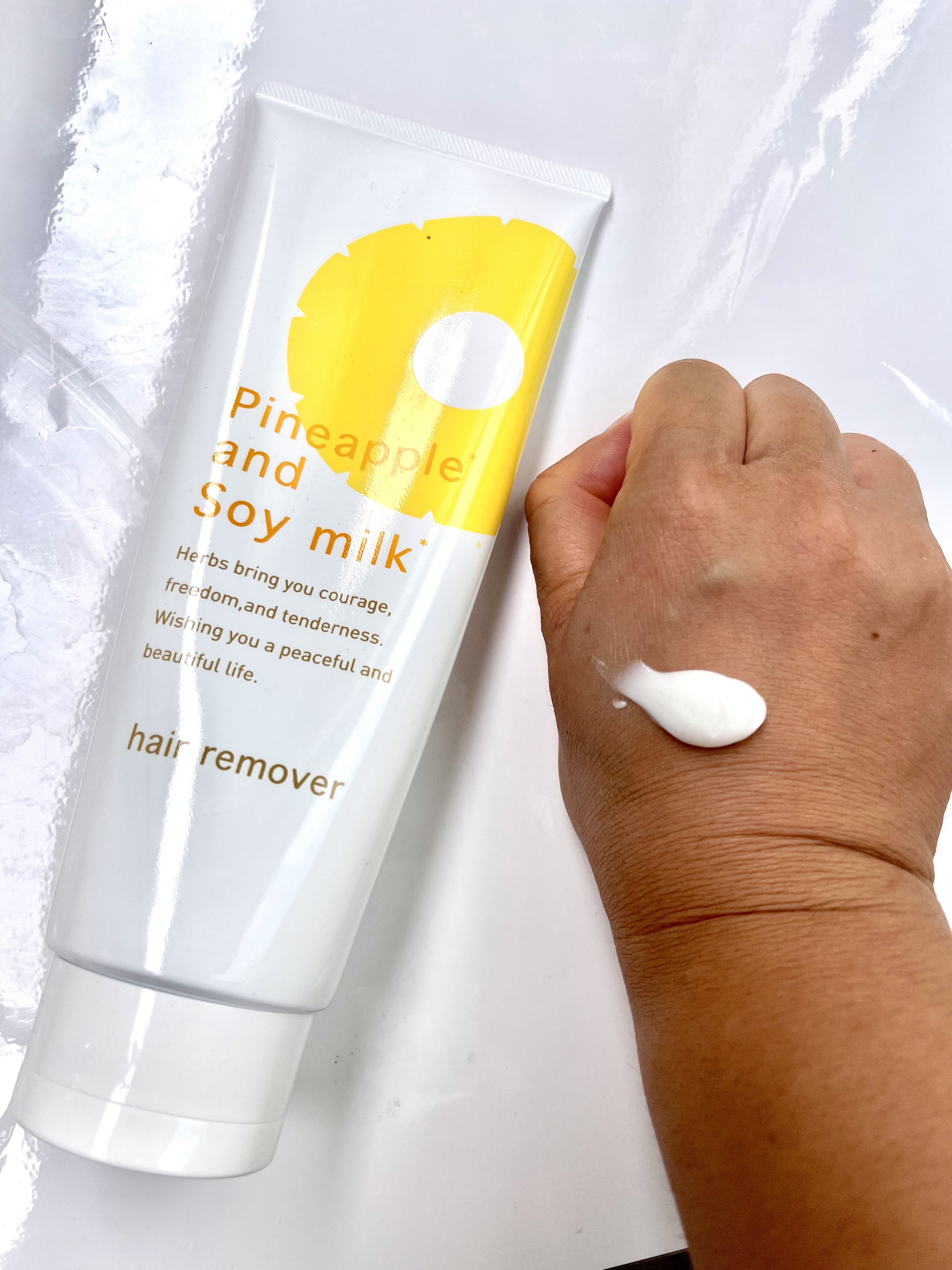 
パイナップル豆乳除毛クリーム
を使ってみました♪

以前より気になっていた脱毛クリームですが、肌への負担やニオイも気になっていてなかなか手が出せなかったです。
これからの季節露出機会は減りますが、指の毛や見えるところもあるので気をつけたい