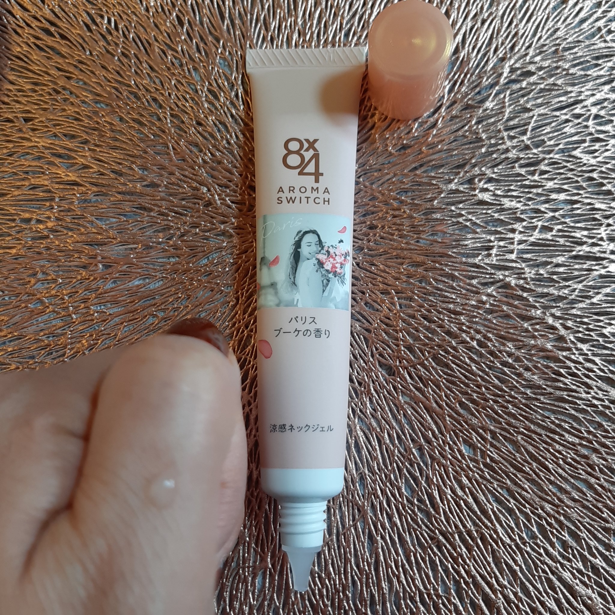 8x4 アロマスイッチ 涼感ネックジェル パリスブーケの香り/８ｘ４/デオドラント・制汗剤を使ったクチコミ（2枚目）