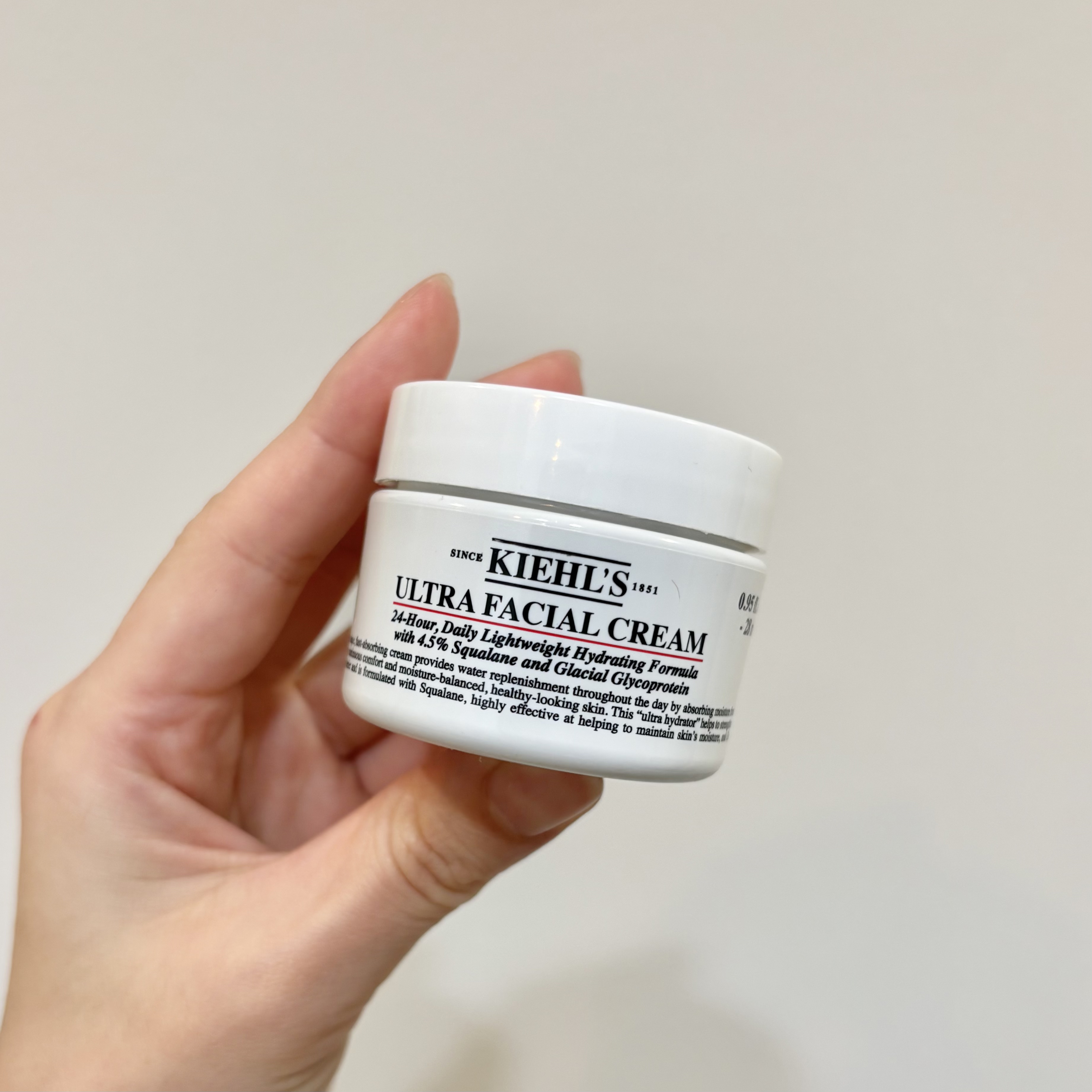 Kiehl's
クリーム UFC

キールズ で大人気のクリーム！
こっくりしたクリームだけど伸びは良くて
使いやすい◎

人によっては塗るとピリッとした感じがあるから
注意が必要だけど、
わたしは特にピリピリこなかったよ！

スキンケアの