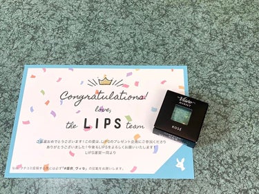 LIPSさんのキャンペーンで
頂きました(*ฅ́˘ฅ̀*)♡︎
ありがとうございます!

ヴィセ
SINGLE EYECOLOR
シングルアイカラー

052 MERMAID GREEN
メタリックに艶めく
エメラルドグリーン

私には単色だと難しい色味でした( ๐_๐)
細かなラメがチラチラして
とてもかわいいです◎
私の瞼にのせると
グレーのような色に変わります!!

自己診断イエベ秋なので
グレーに発色されると
どうしても目元がくすみました( ˊ°_°ˋ )

ご自身の肌の色に合う方は
すごく綺麗になるのではないかと思います✨

3枚目のスウォッチは
上が暗めのところで撮ったもので
下が明るいところで撮ったものです

#提供_ヴィセ
#メイクの秋 の画像 その0