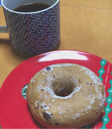トレーニーの#今日のおやつ は🎄
BAGEL & BAGELの
クリスマス限定ベーグル『シュトーレン』

TATRASのお気に入りのマグには
もちろん#タイコーヒー 🇹🇭

ベーグルはパンでもタンパク質