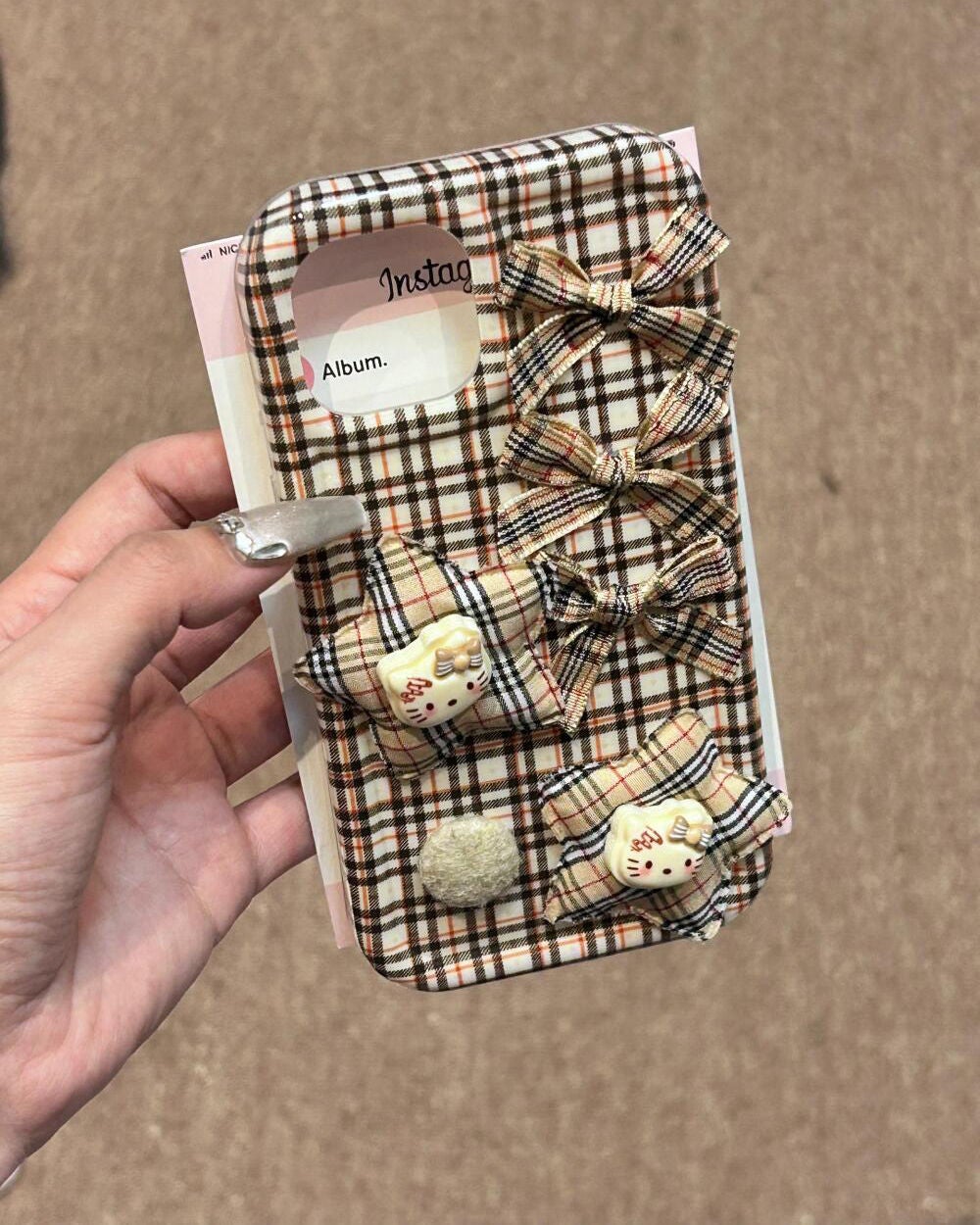 ケース大好きっ子 on LIPS 「格子小猫在学院风中非常时尚#iPhoneケース#購入品#セール..」(1枚目)