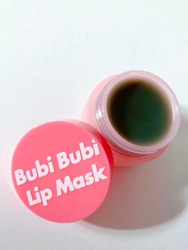 ▶︎unpa / 언파
▶︎Bubi Bubi Lip Mask

この時期1つは持っておきたいリップマスク🤍´-

💋特徴
独自の技術XPERTMOIST®に
低分子のヒアルロン酸を加え、乾いた唇に
潤いを与えて角質を落ち着かせます。
アデノシンやペプチドなども配合。

💋好きなところ
✔︎手軽に不要な角質オフ
✔︎香りがキツすぎない
✔︎唇が弱めでも使えた

💋使用感
バームなので硬めですが
体温で溶けてスルスル塗れます。
滑らかでピタッと密着した塗り心地。
唇に薄い膜が張ったような使用感で、
唇のシワにも入り込みます。
重すぎたりベッタベタというわけではないので、
ナイトリップとして使いやすいと思いました。

黒いバームの色は、ブラックベリーや黒米、
黒ごま、黒豆の色だそう。
着色しない成分のようなので気にせず使えます。

香りは軽めのグレープのような香りです。
(公式さん的には桃のようですが)
といっても、リップバームの割には強くない香りで
塗った後はほぼ気にならない香りです。
夜用のリップバームは香りが強いものが多い印象なので
私はこれぐらいの優しい香りが好みです。

スパチュラは付属していません。
スパチュラは、お手入れや置き場所に困ってしまうのと
ジャータイプのリップは綿棒でとりたいので、
私はなくても大丈夫でした。

夜塗って寝て、
朝ウェットティッシュで拭き取ると
不要な角質がとれてきました.ᐟ.ᐟ
ほんとお手軽〜◎
私は肌と同じく唇も弱いのですが
ヒリつきなども特になく使えました。

☁️‎𓂃 𓈒𓏸

夜だけでなく日中も使えるので、
リップを塗る前に唇のコンディションを整えたり
日中の乾燥対策にも活躍してくれています☀︎.°
同じシリーズでリップスクラブもあるので
そちらも気になります‪⸜❤︎⸝‍

☁️‎𓂃 𓈒𓏸

⋙購入可能先(2021.12現在)
日本公式
Qoo10公式
楽天公式
etc...


#unpa #언파 #オンパ #リップバーム #リップマスク #角質ケア #角質除去 #bubibubilipmask #부비부비립마스크 #ブビブビリップ #韓国コスメレビュー #韓国コスメ大好き #冬のマストバイ  #提供 の画像 その0