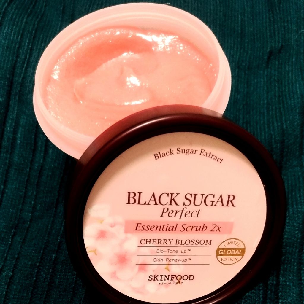 ブラックシュガー パーフェクトエッセンシャルスクラブ 2X チェリーブロッサム/SKINFOOD/洗い流すパック・マスクを使ったクチコミ(2枚目)