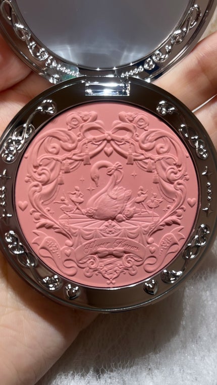 FlowerKnows フラワーノーズ スワンバレエシリーズ ブラッシュコンパクトのクチコミ「flowerKnows スワンバレエシリーズ ドリーミーシーズン05
とにかくパッケージが.....」(2枚目)