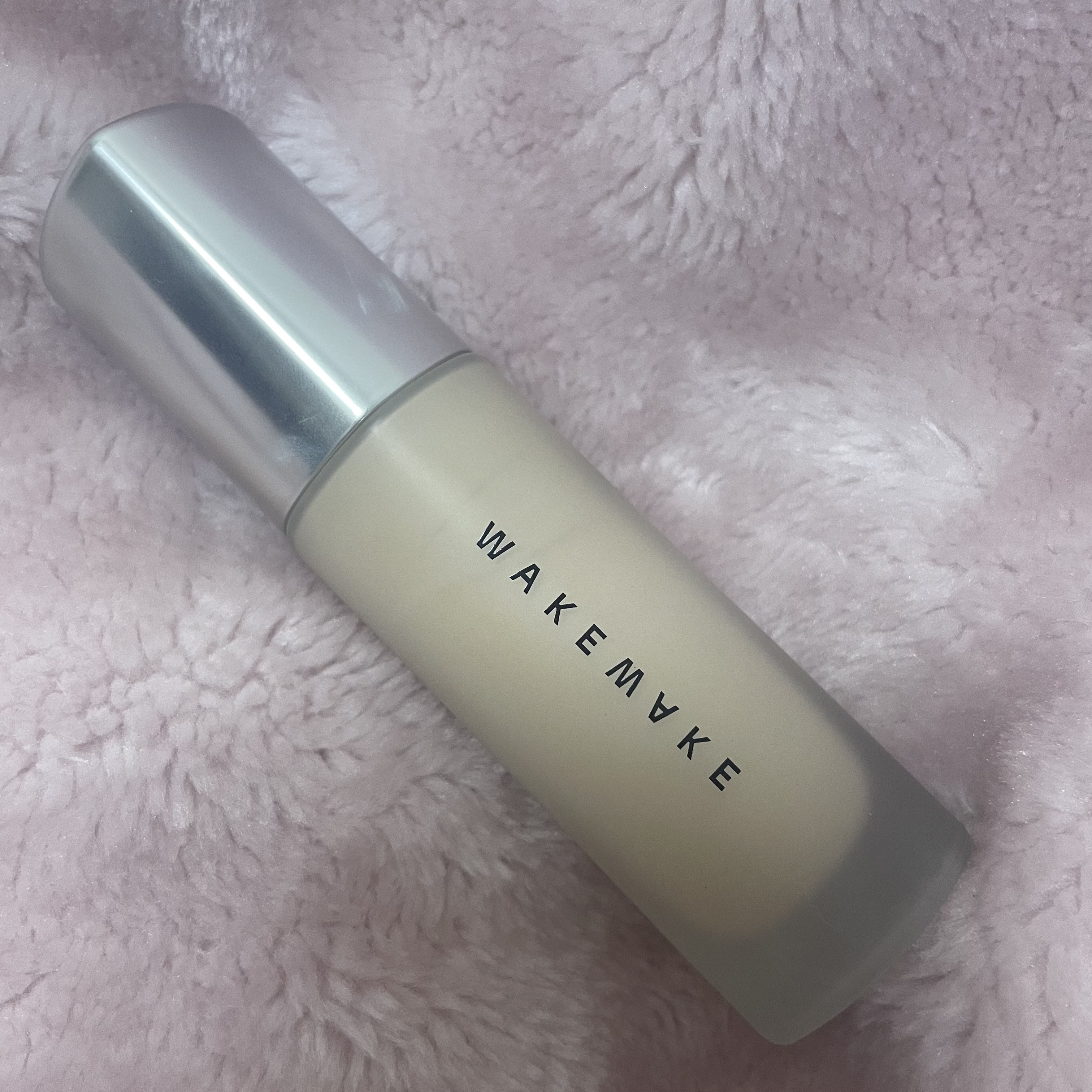 21番です。高カバーでセミマット仕上がりですが、時間が経つと乾燥するので保湿力のある下地と使っています。口の周りや目の周りは少し厚塗り感があるので水を含んだスポンジで叩いています。色は他の韓国ブランドよりも明るめです。

#WAKEMAKE