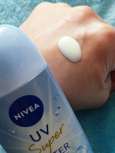 💙 NIVEA ニベアUV 💙
『ウォータージェルEX 』
【SPF50+  PA++++】 80g

日やけ・乾燥予防UV
UV耐水性★★
消えるようになじむジェルタイプ

みずみずしいジェルで
強烈な紫外線から
素肌をしっかりまもる

ニベアUVは気になっていたので
LIPSにて購入しました

べたつかず
とても軽く 
なめらかなジェルで
心地よく伸び肌なじみ良いです

白浮きしないので
化粧下地としてもGood！！！
爽やかな香りも魅力的です！

★̇̈⃛⃜⋆͛*͛ ͙͛☽︎💙🫧.*·̩͙‬★̇̈⃛⃜⋆͛*͛ ͙͛☽︎💜🫧.*·̩͙‬★̇̈⃛⃜⋆͛*͛ ͙͛☽︎‪︎

◆圧倒的に
みずみずしい使い心地
ジェルが全身にのび広げられ
消えるように素早くなじむ

肌と一体化するような軽さで
べたつきが気にならない
素肌っぽい快適なつけ心地

★顔・からだ用
★スーパーウォータープルーフ
★せっけんで落とせる
★化粧下地としても

★̇̈⃛⃜⋆͛*͛ ͙͛☽︎💙🫧.*·̩͙‬★̇̈⃛⃜⋆͛*͛ ͙͛☽︎💜🫧.*·̩͙‬★̇̈⃛⃜⋆͛*͛ ͙͛☽︎‪︎

★主にシミの原因となるUV-Bも
ハリ・弾力低下の原因となる
UV-Aもしっかり防ぎます

★汗・水に強く落ちにくい
汗・水に触れても
強烈紫外線をカットします 

★海・プール
スポーツ・レジャー
強い日差しの外出時にも
おすすめです

肌にうるおいを与えて
透明感あふれる素肌へ　　　
うるおいによる透明感を
追求した厳選成分
クリアウォーターα（保湿）
＊素肌を乾燥からまもります
＊マンニトール
浸透型ヒアルロン酸
(加水分解ヒアルロン酸)
センチフォリアバラ花水、PG 
＊クリアウォーターα
（保湿） のこと

★鉱物油フリー・合成着色剤フリー
パラベンフリー・パウダーフリー

★優しいほのかな
フローラルアロマの香り

★アレルギーテスト済み
（すべての方にアレルギーが
起こらないというわけではありません）

★̇̈⃛⃜⋆͛*͛ ͙͛☽︎💙🫧.*·̩͙‬★̇̈⃛⃜⋆͛*͛ ͙͛☽︎💜🫧.*·̩͙‬★̇̈⃛⃜⋆͛*͛ ͙͛☽︎‪︎

#ニベア #NIVEA #ニベアUV ウォータージェルEX #ニベアUV #ウォータージェルEX #ニベアUV ウォータージェル #UV #紫外線対策 #日焼け止め #化粧下地 #メイクアップベース #乾燥対策 #LIPS購入品 #春の紫外線対策 

の画像 その1