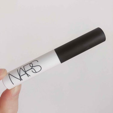 NARS
インスタント ライン&ポア パーフェクター


スティック状の毛穴プライマーです。

サイズ的にもリップくらいの大きさで
ポーチにぽいっと入れやすいです。
お直しに使ってもいい。

シリコンっ