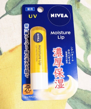 🌈ニベア　モイスチャーリップ UV🌈

UVのリップクリーム💄✨
SPF20　PA＋＋
今年の夏はこのリップクリームでいきます💁🏻‍♀️🌞

斜めにカットされているので塗りやすく
ピタッと密着！
口紅の下地としても使用できてとても便利です☺️✨
UVカットをしつつ、シアバターとホホバオイルで保湿✨ビタミンE、グリチルレチン酸ステアリルで唇の荒れ、ひび割れを防いでくれます🥹✨ 
パケも透けるイエローのキャップで
夏らしく可愛いです☺️💖
#夏の鉄壁ベースメイク の画像 その0