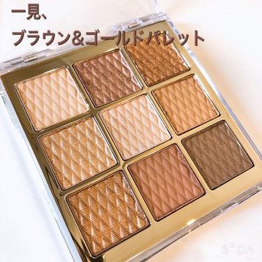 
＜AMIOK＞
Soft Clay Beam Eye Shadow Palette
13:Slow Glow

通常¥2,500-前後ですかね？

なかなか話題になってた餅シャドーパレット✨

「いや、そこはいっぺん触っときたいやろ😍」

てことで気になっておりました。

ん〜！High class、Nude&Moodとだいぶ迷いました！😫
何故ならオレンジ系はもうお腹いっぱいかな〜って感じで避けたかったから‼️

けど、なんならゴールドやらブラウンのパレットだって持ってるし、かと言ってほとんどマットで何やらほのかにブルベのかほり漂うNude&Moodも思い切れなくて💦

結局 Slow Glow。
安定のPCど真ん中カラー😅←オータム

でもなんか淡めの発色。
カフェ・オ・レ系のカラーなんだけどちょっとオレンジみもあるなと。
上手く使えるかな🤔

肝心のモチモチ具合は…

思ったよりはそこまで餅！ってほど、ふにゅんふにゅんでもないかな😅フニ、みたいな。

期待度が大きすぎたのかしら？
でも、確かに普通のシャドーとは違って粘土みたいな質感。
押したら指の跡で窪む。

密着度はなかなか良い感じ✨✨
簡単に使ってみた時の感じではラメ落ちも気になりませんでした。

ん〜、☆3.5とかなイメージ


#ソフトクレイビームアイパレット
#Slow Glow
#13 
#韓国コスメ 
#amiok 
#ブラウンパレット の画像 その1