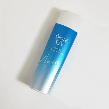 ♡サンケア♡ 

Biore
ビオレUVアクアリッチウォータリージェル　155ml　(通常の1.7倍)　SPF50+PA++++ 

1188円 

ホワイトミュゲのやさいしい香り
──────────────────────── 

【全身するっとのびる水感ジェル】 

光ベール効果で全身明るい美肌にみせます 

✔️ウォータープルーフ
✔️顔からだ用
✔️せっけんで落ちる
✔️化粧下地にも使えます 

●世界初　micro Defense処方
ミクロレベルの隙間まで塗りムラ防ぐ 

●ビオレ独自のアウタースキン
無防備な素肌を負担感なく紫外線から守るために。
まるで一枚の皮膚のように全身を覆う
薄く均一なUVブロック膜 

＊＊＊＊＊＊＊＊＊＊＊＊＊＊＊＊＊＊＊＊＊＊＊＊ 

使用した感想↓ 

通常より1.7倍増しの大容量の日焼け止め☆ 

少し前に
日焼け止めは顔用しか無くなったので
体(首)用に購入しました！ 

みずみずしいジェルタイプで
よく見ると小さい粒々がありますが
肌に伸ばしたら無くなります！ 

スルーと伸び、なじみは良く
ベタつきも気にならない程度☆ 

首だと少しペタっとしますが
顔だとサラッとして
むしろ少しつっぱりを感じる位(^_^;) 

トーンアップ効果はありました☆
変に白くなりすぎず
自然な明るさ♪ 

白浮きやキシキシモロモロが無い所は◎ 

ただ落ちが…(×_×) 

水気をきってオイルクレンジングをしますが
全然落ちねー( ￣-￣)
なかなか強い… 

せっけん落ちとはσ(^_^;)? 

勿体ないですが
クレンジングパッドで拭いてから
シャワーしてます 

このやり方だとしっかり落ちますが
クレンジングパッドが勿体ない← 

香料はほんのりなので
全然気になりませんが
リピは無しで笑

＊＊＊＊＊＊＊＊＊＊＊＊＊＊＊＊＊＊＊＊＊＊＊＊ 

#Biore　#ビオレUVアクアリッチウォータリージェル　#SPF50+PA++++ 　#ホワイトミュゲのやさいしい香り　#サンケア　#日焼け止め　#からだ用の画像 その0