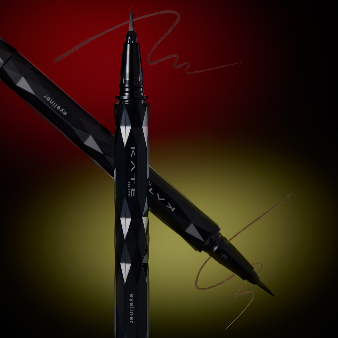 📣新商品速報！1/25数量限定発売✨️

ブレない極細リキッドライナー「#スーパーシャープライナー EX4.0」から
黒にニュアンスカラーを加えた「新次元なじみブラック」が数量限定で登場🖊

黒の領域を拡張することで、
肌になじみやすい