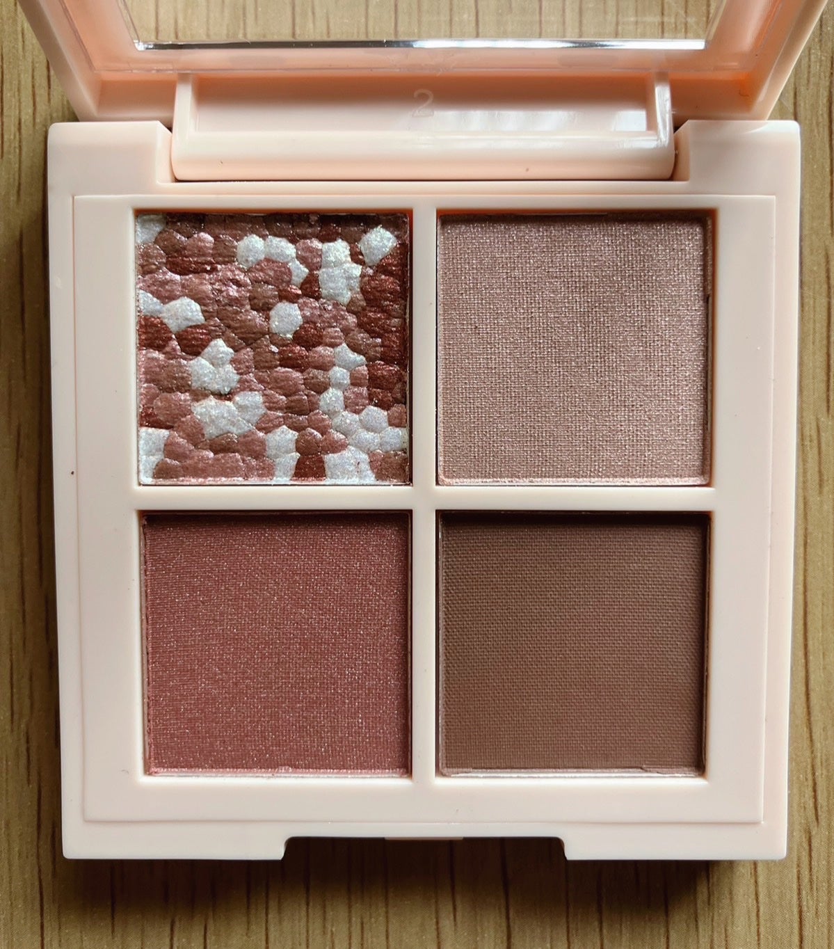 レブロン ダズル アイシャドウ クアッド/REVLON/アイシャドウパレットを使ったクチコミ(1枚目)