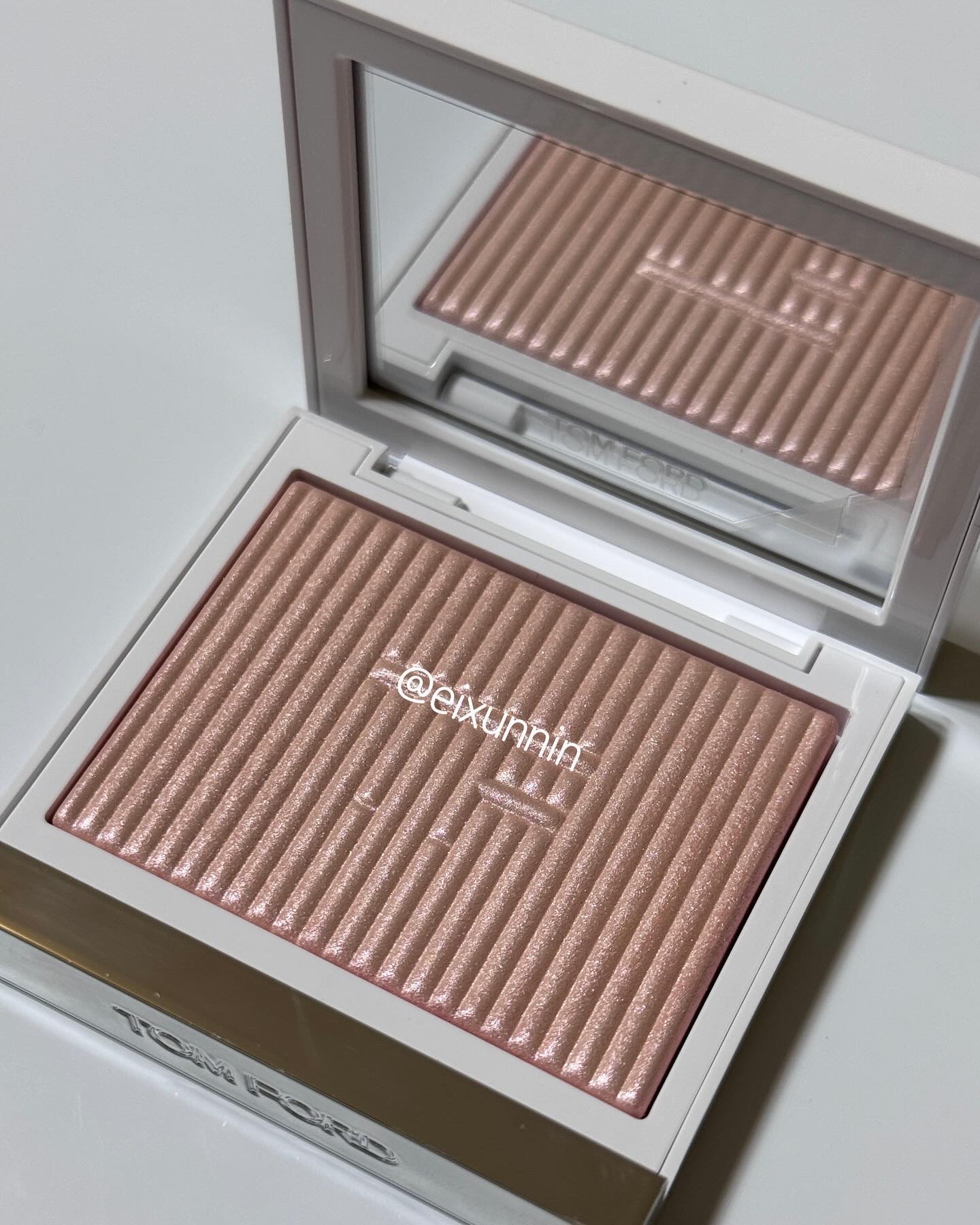 ソレイユ ネージュ グロウ ハイライター 01 ローズ イリゼ/TOM FORD BEAUTY/パウダーハイライトを使ったクチコミ（2枚目）