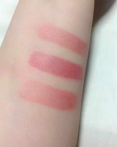 リップ紹介💄

セザンヌ
ラスティング リップカラー
102 402 501

このシリーズ、鮮やかな発色かつマットすぎずツヤすぎず。
色持ちもいい感じでしかも安い！
ちょこちょこ使っています。

左から102・402・501
スウォッチは上から順で
3枚目は汚くなってしまいましたがティッシュオフ後です。
1番色持ちがいいかなと思うのは
やはり色が濃い402です。

102はピンクベージュかピンクブラウン？
私の好きなお肉色の仲間
402はこっくりしながらも沈みすぎないレッド
501はこの季節たくさん使いたい、赤みオレンジ

私のポーチには501が入っています。
ちふれの新色として出た421のオレンジ系よりも
個人的に使いやすいと感じる色味です。
ちふれはピンクよりでセザンヌは赤より。
どちらも少し乾燥するので
唇の乾燥がおさまったら色の差を比較したいです☺️

そしてこの商品に限らずプチプラのリップで
すごく個人的に気になる事があり。
リップを塗っていると、口紅自体の側面に
繰り出し口の横線が入るの、無くならないかな〜と🤔の画像 その2