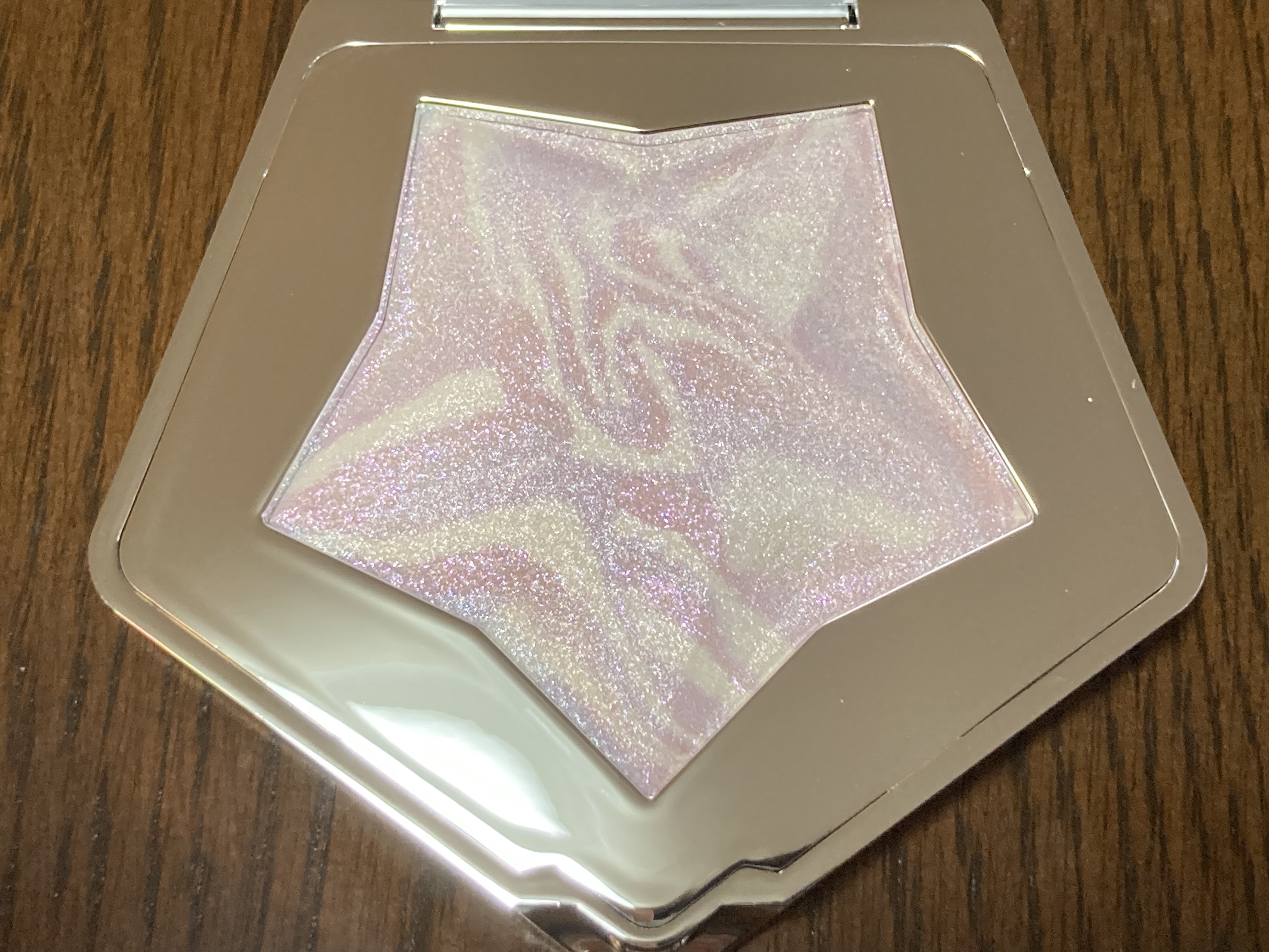 スターダストダイヤモンドハイライトパウダー N08 ネビュラパープル(日本限定色)/PERFECT DIARY/パウダーハイライトを使ったクチコミ（3枚目）