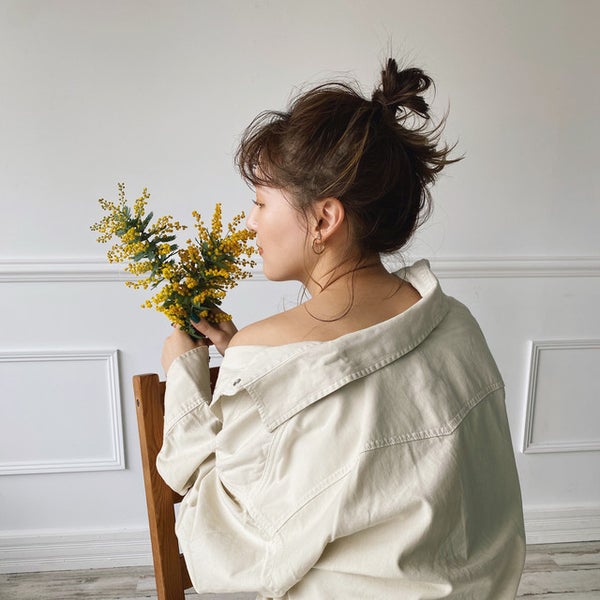 お団子の女性が座っている