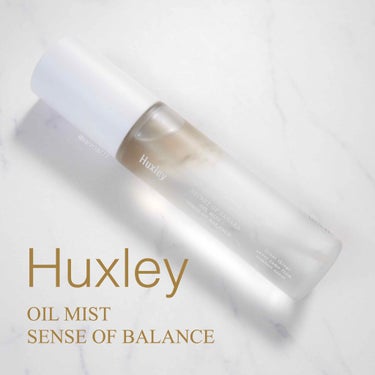 ☑︎huxley オイルミスト センスオブバランス

超微細ミストが気持ちいい！
こちらは先日のロフトのコスフェス展示会でいただいたもの
huxleyのミスト初めて使ってみたんですが、こんなに細かいとは思ってなくてびっくり👀✨
手持ちの中ではダントツ細かくて、顔がビシャっと濡れずにふんわり保湿してくれます

オイルミストなので二層式になっていて、振って使うタイプ
35ml入っていますがボトルがスリムで持ち運びにも便利そう💕

香りは独特な香りだけど個人的には好みです
一般的なフローラルの香りよりも青々しさを強く感じる、生花のような香り💐
少し強めではあるので好みは分かれるかも

コスフェスでいただいたのは、こちらのミストとオイルエッセンスのミニサイズがセットになっているもの
美容液も結構人気で気になってました！
このセットは数量限定らしいので見かけた方はお早めに…！

#ミスト #huxley の画像 その0