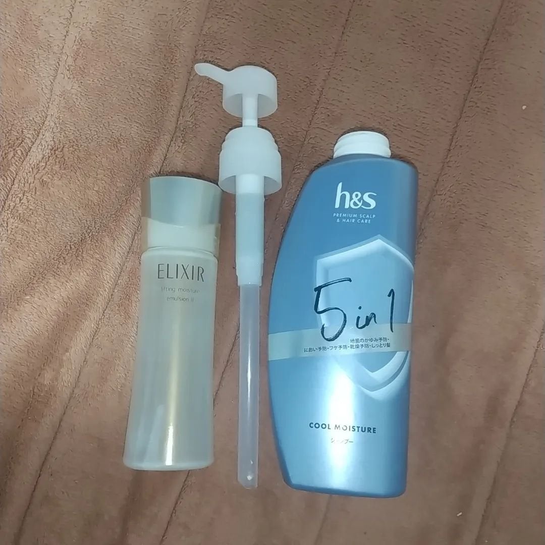 ねむいひと on LIPS 「#使いきりスキンケア#使いきりヘアケア左/エリクシールシュペリ..」(1枚目)