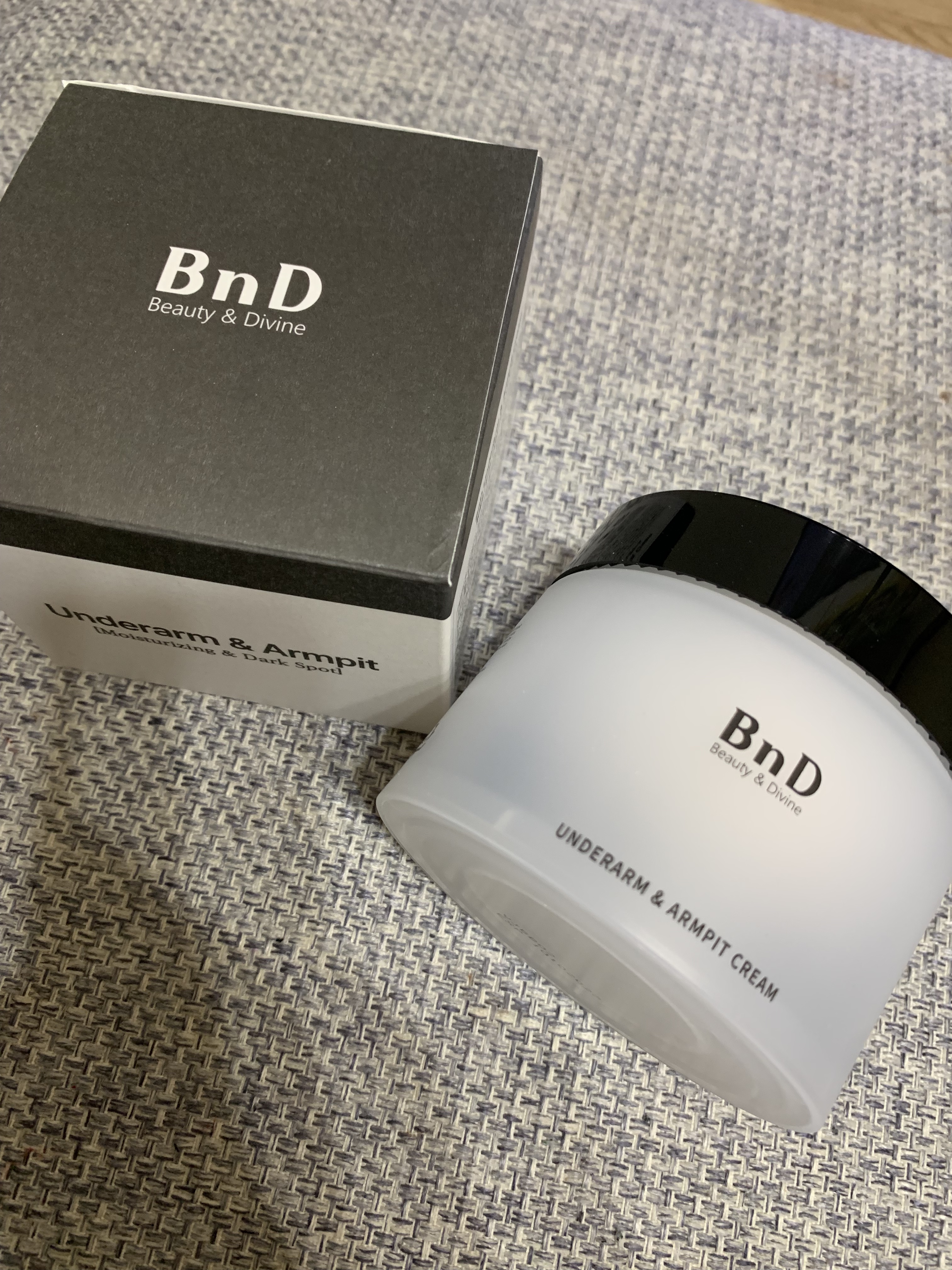 一年中使える万能クリームでボディ全身及びデリケートゾーン 黒ずみを
トーンアップさせる黒ずみケアクリームです❤️

はっ花やひまわり、カモミールなどの植物から抽出したやさしい成分が入っていて
このクリームにはナイアシンアミドもはいごうされて