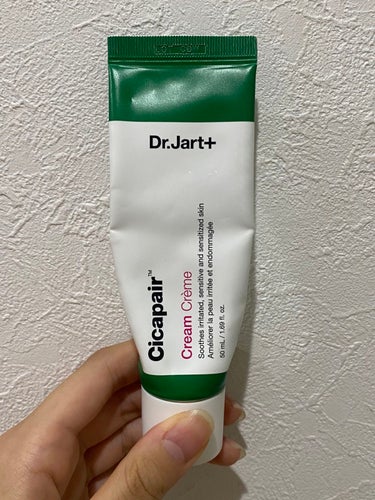 【Dr.Jart＋】ドクタージャルト シカペア クリーム


色は緑っぽくて保湿力があります！
ベタつきはなくクリームは重ためです。


個人的に残念だったのは思ったより鎮静効果を感じられなかったところ