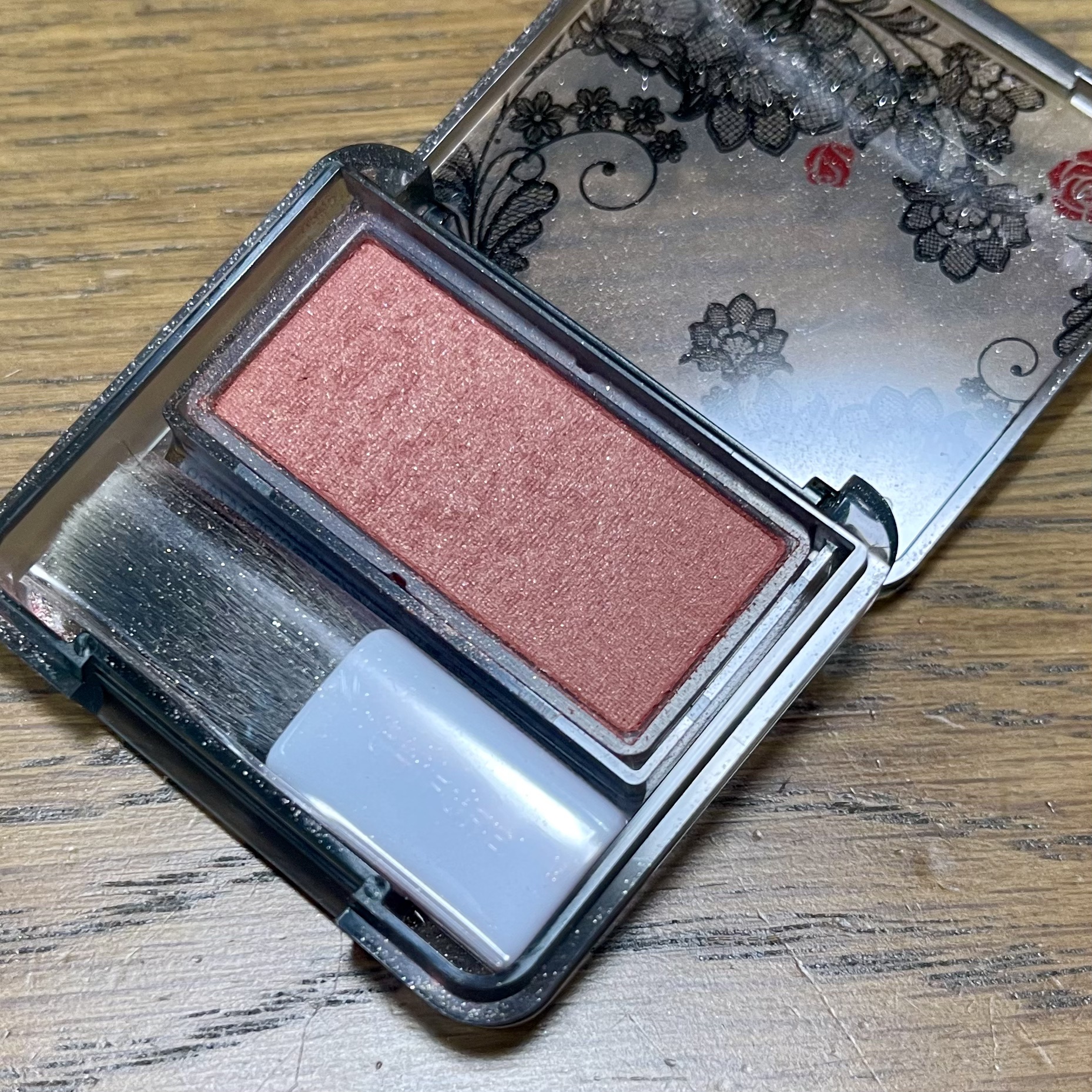 ちふれ 【限定】パウダー チーク 571 レッド系パールのクチコミ「【使った商品】ちふれ限定パウダー チーク 571 レッド系パール
【色味】ピンク寄りの赤
【色.....」（2枚目）