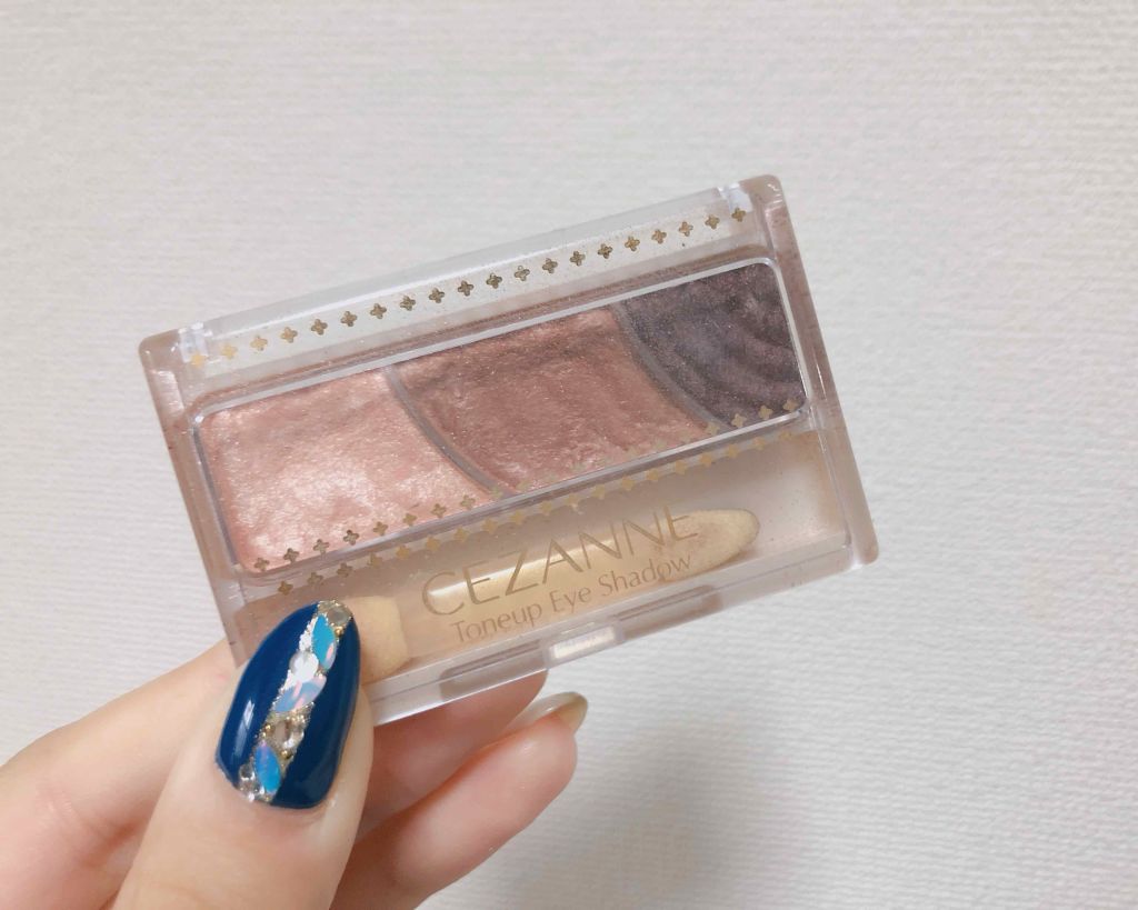 セザンヌ
トーンアップアイシャドウ
02 ローズブラウン


めちゃくちゃに使いやすい。
発色もしっかりしてくれる。
このギラギラしてないパール感が上品で、くすみも飛ばしてくれて、まじで使える。

左のハイライトカラー涙袋にいれたら最強よ。
