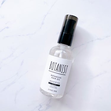 BOTANIST ボタニカルヘアオイル（モイスト）のクチコミ「使いやすいプッシュ式。
手のひらサイズで持ちやすく、使いやすいです。

軽い感じのオイルで、毛.....」（1枚目）