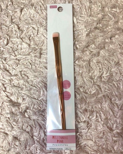 DAISO 春姫 アイシャドウブラシのクチコミ「【このブラシ100円!】
昨日何となくダイソーに行ったら発見!即買いです笑
☆.。.:*・°.....」(3枚目)