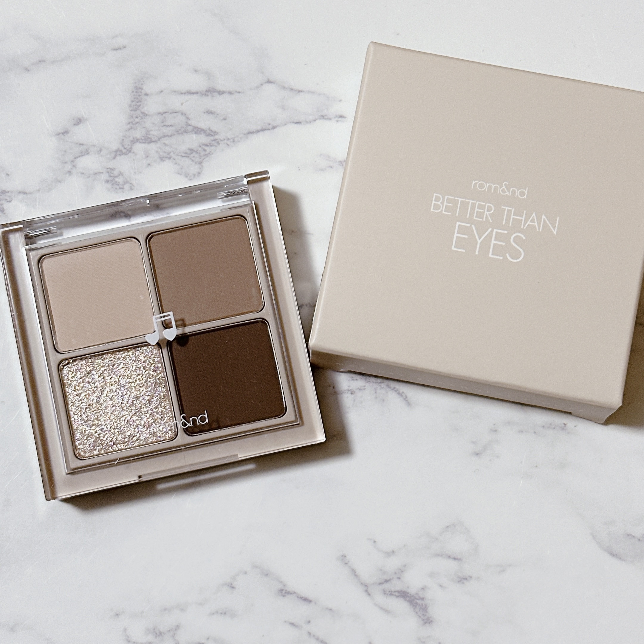 メガ割で購入した
rom&ndのアイシャドウ✨
今回はブラウン系が欲しくて購入しました‼︎
安定の発色の良さが最高です

#rom&nd #rom&nd_アイシャドウ 
#ドライラグラス
#アイシャドウ #韓国メイク #韓国コスメ 
 #Q