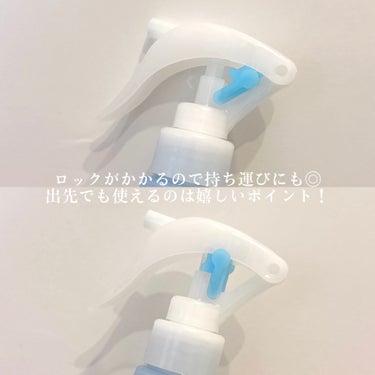 【ビオレ:冷ハンディミスト】

✳︎暑いと感じた瞬間に
✳︎シュッとすると肌温度-10℃
✳︎汗に反応してメントールを放出
✳︎ロック機能付き
✳︎無香料 有


30℃超えの日が続き
汗っかきのわたしは
外出が億劫に…

少しでも暑さ対策できる
アイテムを探しているのですが
薬局で見つけたこれ！

ミストタイプで暑いと思った時に
体に吹きかけるだけで
スーッとして暑さがマシに…！

汗をかいたときにメントールが放出されるそうで
朝家を出る時に体にかけておくと
汗が出てくると涼しさを感じます。


GATSBYなどの拭くタイプと
比べるとスーッとする感じは
優しめですが、手を汚さずに
手軽に使えるのが良いなと思いました！

ぜひチェックしてみてください✨
最後まで見てくださりありがとうございます🙇‍♀️
#暑さ対策 #ボディーミスト 
#ビオレ #biore の画像 その2