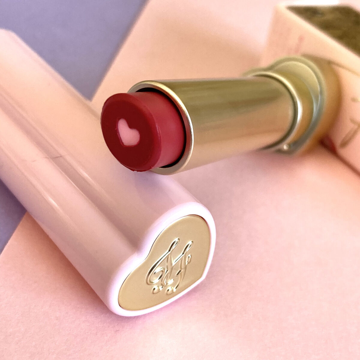 Too Faced トゥー フェム ハート コア リップスティックのクチコミ「シアバターとアセロラ配合で唇を保湿し
乾燥から守る軽やかな塗り心地のツヤリップ💋


┈┈┈┈.....」（2枚目）