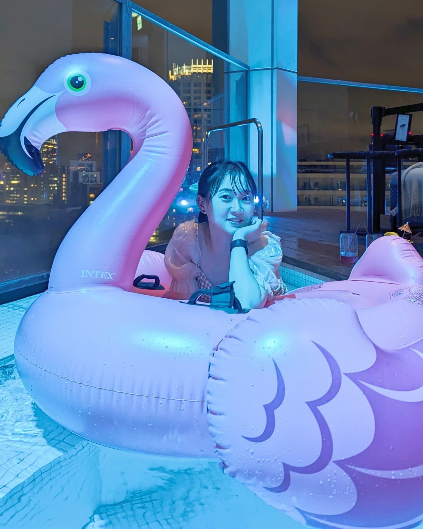 なむそむ on LIPS 「🌃✨念願の!ナイトプールぅ!💕前から気になってた、渋谷のMIY..」(10枚目)