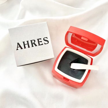 
AHRES
ローメルト クレンジングバーム クロ

シンプルなグレーな箱を開けると
真っ赤な容器
蓋を開けると白い内蓋にスパチュラ付き
バームは黒❤️🤍🖤
ワンタッチで開くので便利です。

バームなの
