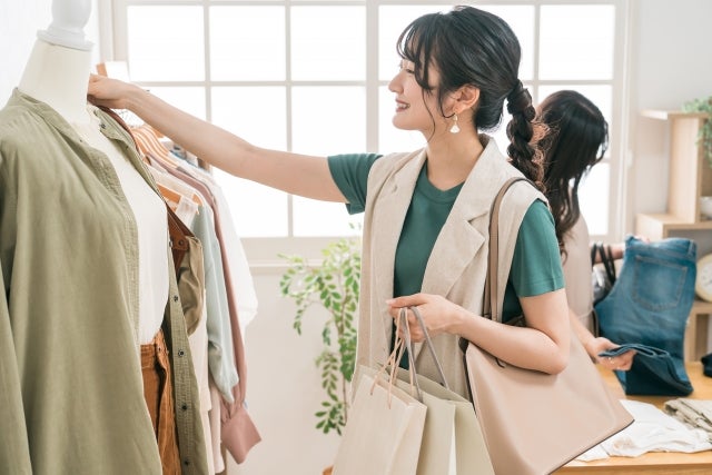 服を選ぶ女性