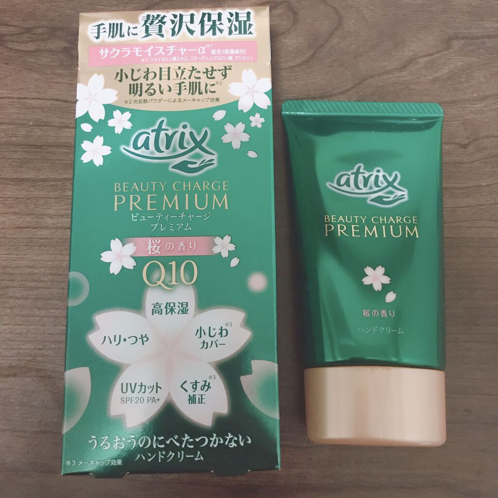 こんにちは🐈
本日は最近購入したハンドクリームをご紹介します🙋‍♀️

🌸ビューティーチャージ プレミアム 桜の香り
¥980（税込）

桜の香りってどんな香りだろう？と興味本位で購入してみました。
匂いは桜というよりは、お上品なおば