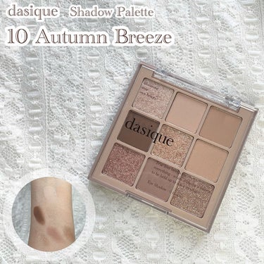 PC問わず使いやすいdasiqueのヌーディーパレット"10 Autumn Breeze"🍁

❀* ❀。. ✿ * ❀ ｡* ❀ ❀ * .❀ ｡ ✿ * ❀ ❀ ｡ ✿ *  。 ° 。 ❀

❁﻿ dasique
Shadow Palette
10 Autumn Breeze

￥3800(税別)

☑︎フルスクリーンスウォッチ動画はこちら
(https://lipscosme.com/posts/3774492)


やさしい秋風のように落ち着いたトーンのブラウンパレット"Autumn Breeze"🍂
くすみブラウンと華やかなグリッターが目を惹くパレットです❁

マット4色、マットパール1色、グリッター4色構成。
マットのみだとナチュラルに、グリッターはどれもキラキラなので1色プラスするだけでも華やかに仕上がります。

黄み寄りのカラーと、ややピンクっぽさを感じるカラー両方が入っているので、イエベブルベ問わず使いやすい◌
今までdasiqueのヌーディー系のパレットはイエベ向けの配色が多かったけど、今のところブルベさんにはこのパレットが1番馴染みやすいかなと思う。

私は下段真ん中のくすみブラウンと真ん中の青ラメ入りグリッターがお気に入り♡

全体のトーンがまとまっているので、がっつり印象を変えるというよりは、細かいニュアンスの違いやラメの輝きを楽しみたい人に向いてるかなと思いました💭

dasiqueのヌーディー系パレット欲しいけどパーソナルカラーがよくわからない…という方にも無難におすすめできるパレットです❁⃘


↓以下、各色の詳細です❁﻿

① Antique Glow
ホワイト、ピンク、ゴールドラメ(グリッター)

② Soft Ginger
スキントーンベージュ(マット)

③ Classic Beige
オレンジベージュ(マット)

④ Autumn Night
ディープブラウン(マット)

⑤ Poetic Dream
ホワイト、ゴールド、ブルー、オレンジラメ(グリッター)

⑥ Mood Blending
ウォームベージュにゴールドパール(マットパール)

⑦ Moon Light
ピンクブラウンベースにゴールド、ホワイト、ピンクラメ(グリッター)

⑧ Muted Brown
グレージュ(マット)

⑨ Silver Grass
ブラウンベースにシルバー、ホワイトラメ(グリッター)

❀* ❀。. ✿ * ❀ ｡* ❀ ❀ * .❀ ｡ ✿ * ❀ ❀ ｡ ✿ *  。 ° 。 ❀

参考になりましたら幸いです。
最後までお付き合いくださりありがとうございました🍟

#Potatoのdasiqueレビュー

#dasique #シャドウパレット #AutumnBreeze #ブラウンパレット #韓国コスメ #ヌーディーメイク  #うるみEYE の画像 その0