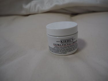 今回はKiehl'sのキールズ クリーム UFC(49g)をご紹介します！皆さんはスキンケアが一通り完成した最後にクリーム塗っていますか？
私は混合肌でTゾーンに塗りすぎると返ってニキビになりやすいので